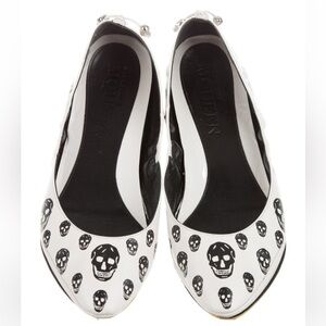 Alexander McQueen White Leather Skull Print Flats. Size 40 (fit like a 9.5 - 10)